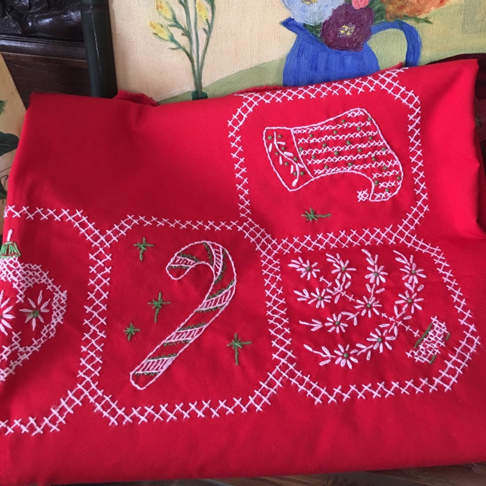 🌺Gorgeous Christmas Embroidered Tablecloth